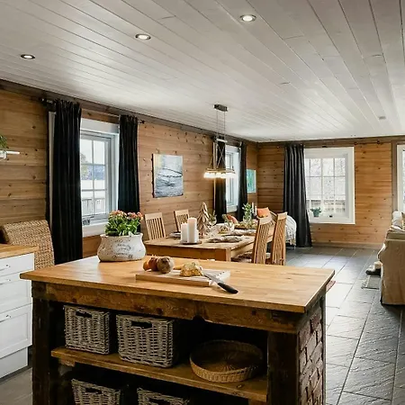 Family With Shelter By Gautetjern * Gol