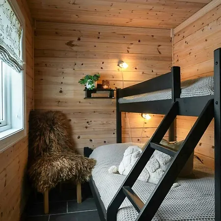 Family With Shelter By Gautetjern Feriehus *